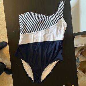 Kona Sol One Shoulder one piece swimsuit. XL. EUC. Non-smoking home.
